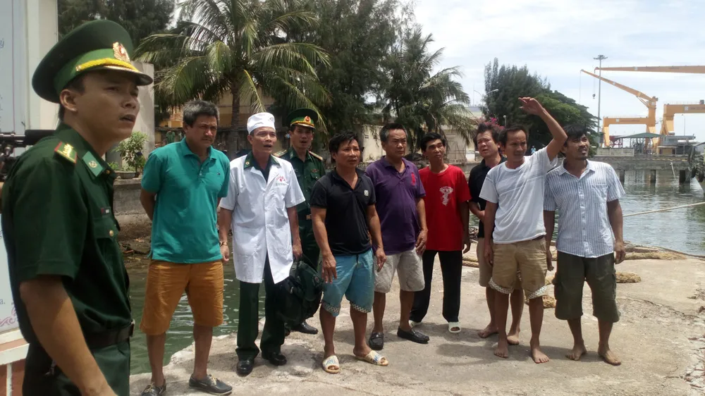 Chìm tàu giữa biển, 10 thuyền viên được cứu kịp thời