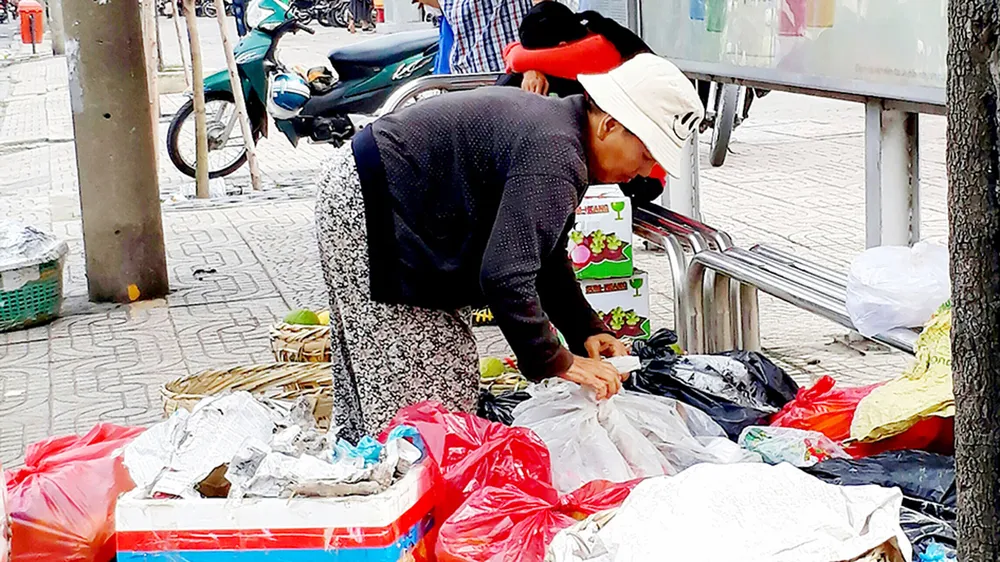 Trạm xe buýt thành chỗ bày hàng