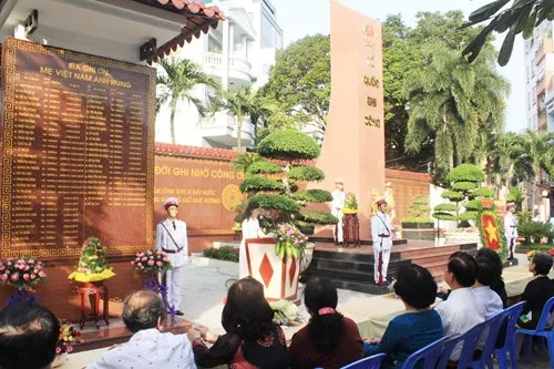 Khánh thành bia ghi ơn liệt sĩ, mẹ Việt Nam anh hùng