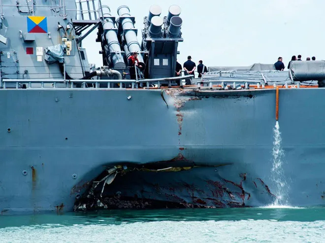 Vụ va chạm khiến cho tàu khu trục USS John S. McCain bị móp một lỗ lớn bên mạn trái, 10 thủy thủ trên tàu thiệt mạng. Ảnh: wired.com