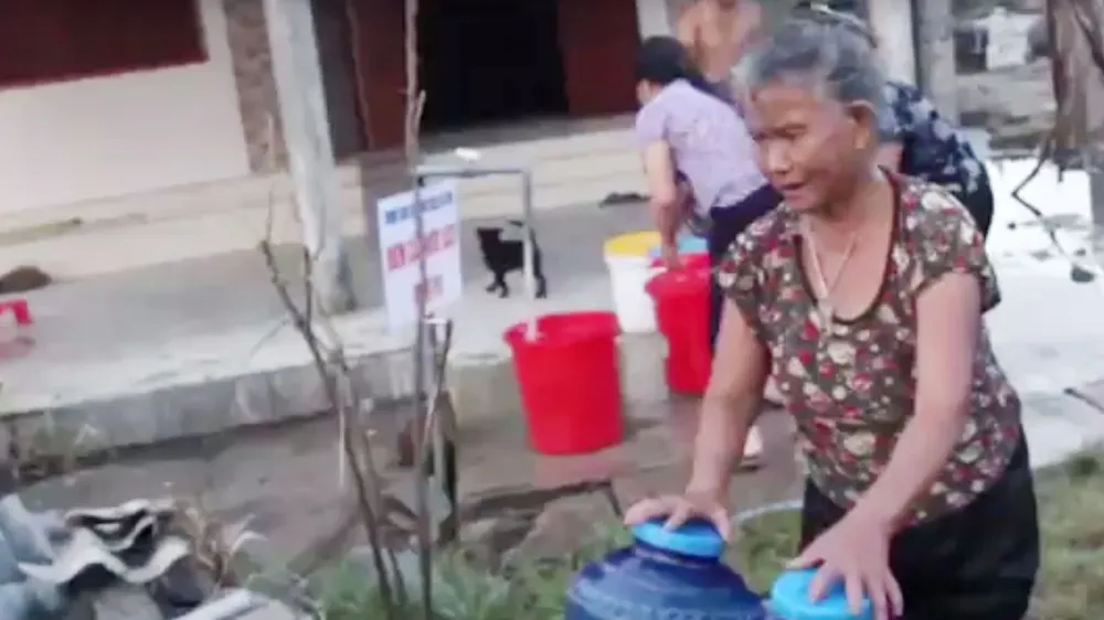 VIDEO: Người dân Hà Tĩnh “khát” nước sạch sau bão số 10
