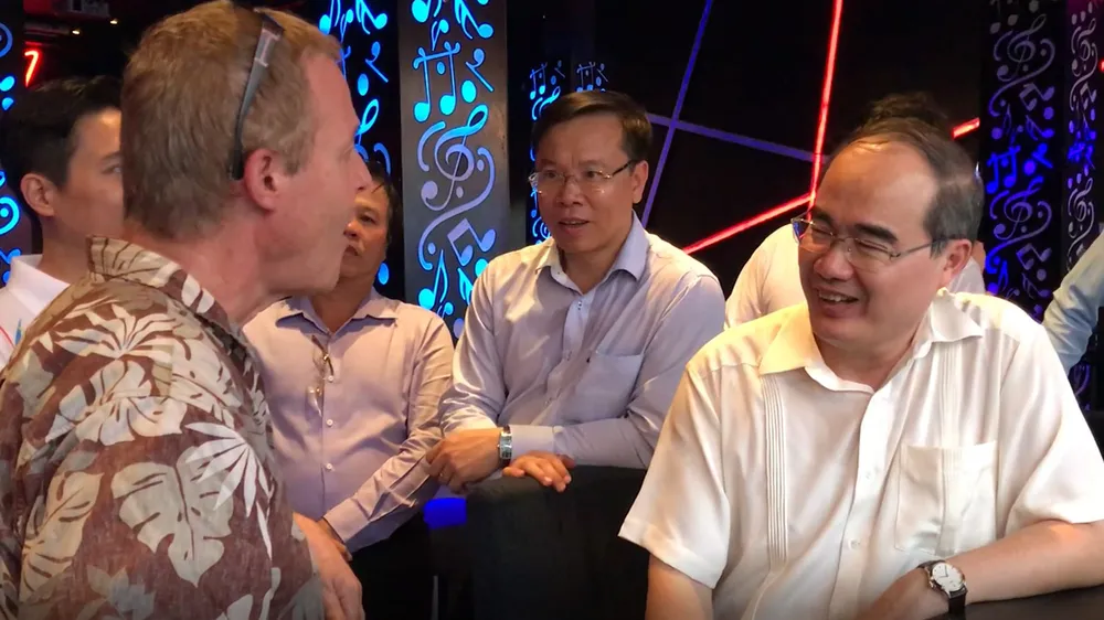 VIDEO: Một câu chuyện thú vị giữa Bí thư Thành ủy Nguyễn Thiện Nhân và du khách nước ngoài