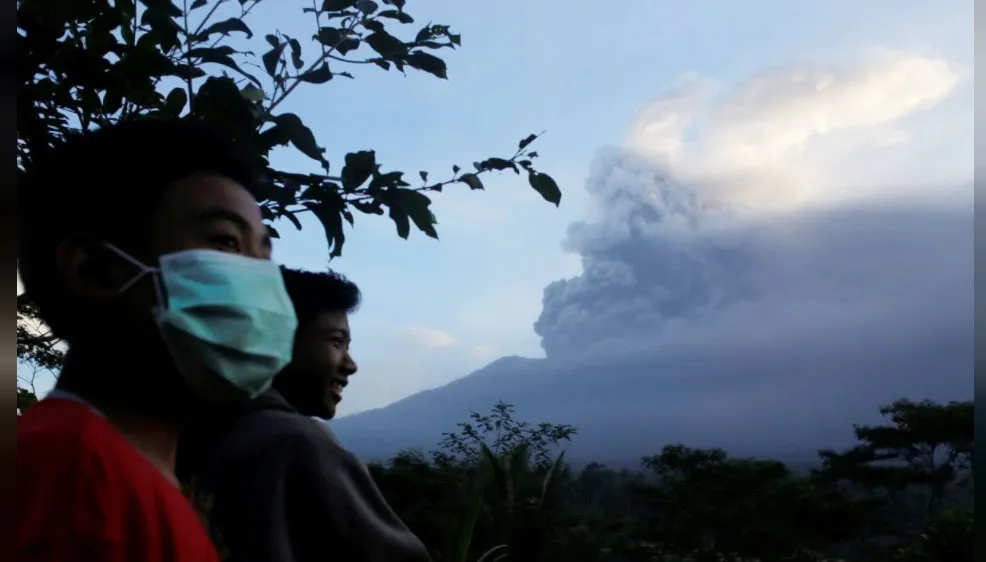 Núi lửa phun trào, hàng nghìn du khách mắc kẹt tại đảo Bali