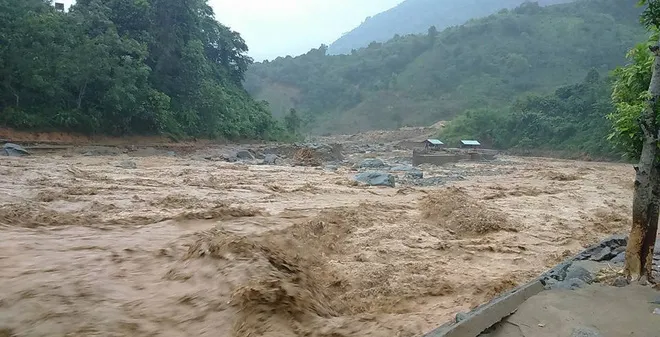 Các tỉnh từ Quảng Bình đến Phú Yên còn mưa rất to, nguy cơ cao về lũ quét và sạt lở 