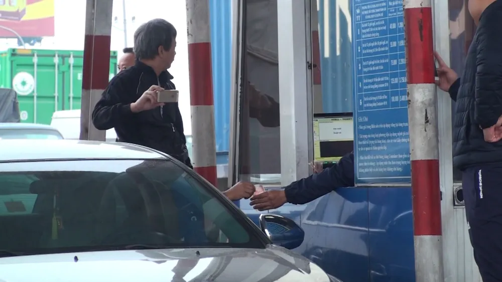 Tài xế dùng tiền mệnh giá nhỏ mua vé qua trạm thu phí Quốc lộ 5