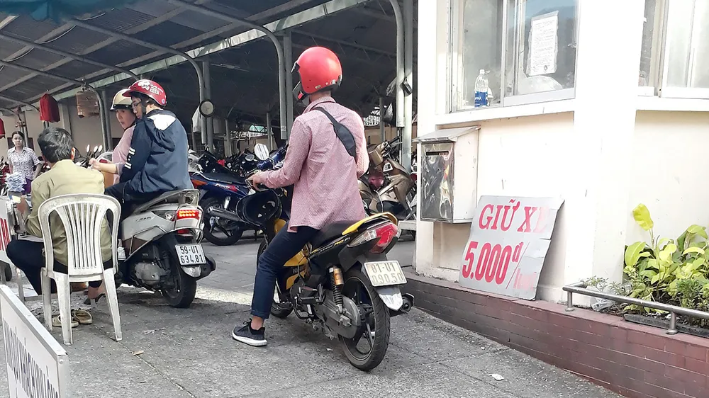 Thu phí gửi xe của người dân đến trụ sở UBND quận 1