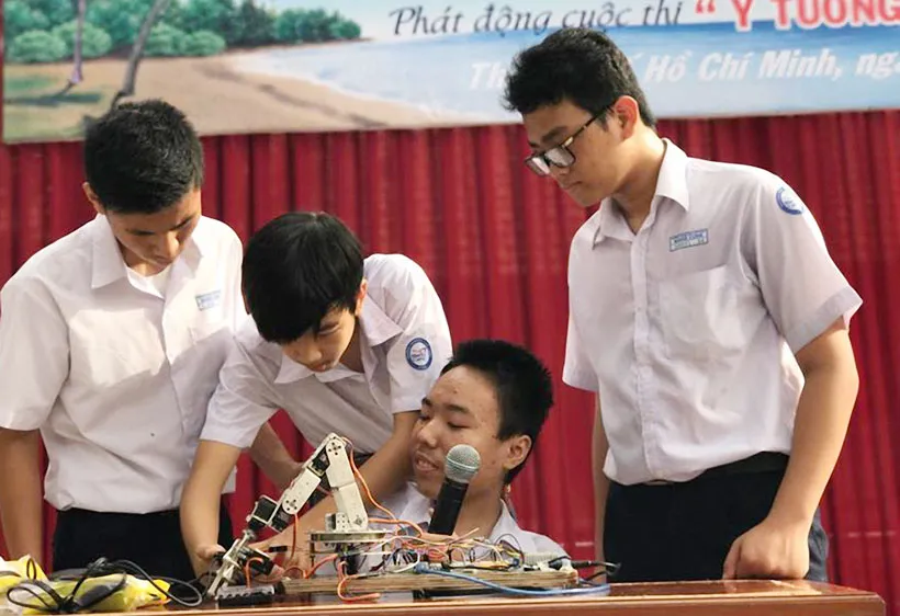 Trần Phan Thanh Hải (thứ ba từ trái sang) cùng bạn bè bên robot thông minh do mình sáng chế