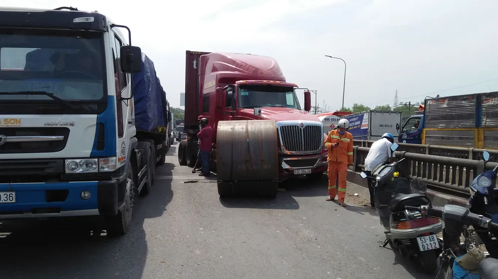 Cuộn sắt gần 20 tấn rơi khỏi xe đầu kéo, nhiều người đi đường hoảng sợ