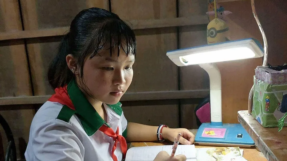 Nỗi lòng cô bé mồ côi mẹ