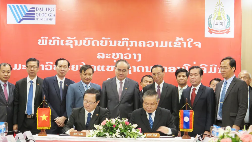 Bí thư Thành ủy TPHCM Nguyễn Thiện Nhân cùng đoàn đại biểu cấp cao TPHCM chứng kiến buổi ký kết bản ghi nhớ hợp tác giữa Đại học Quốc gia TPHCM và Đại học Quốc gia Lào. Ảnh: KIỀU PHONG.