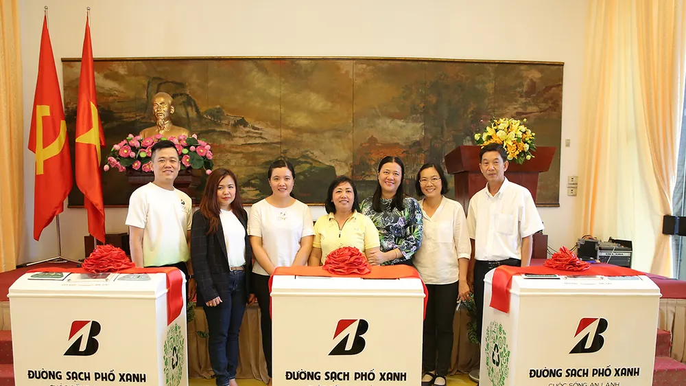Tặng thùng rác thông minh - bảo vệ môi trường 