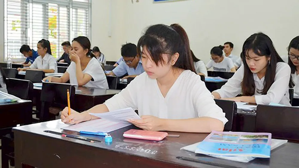 Nhiều trường công bố điểm sàn xét tuyển