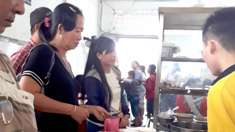 Căn tin bệnh viện: Khó cạnh tranh nổi hàng rong, tại sao?