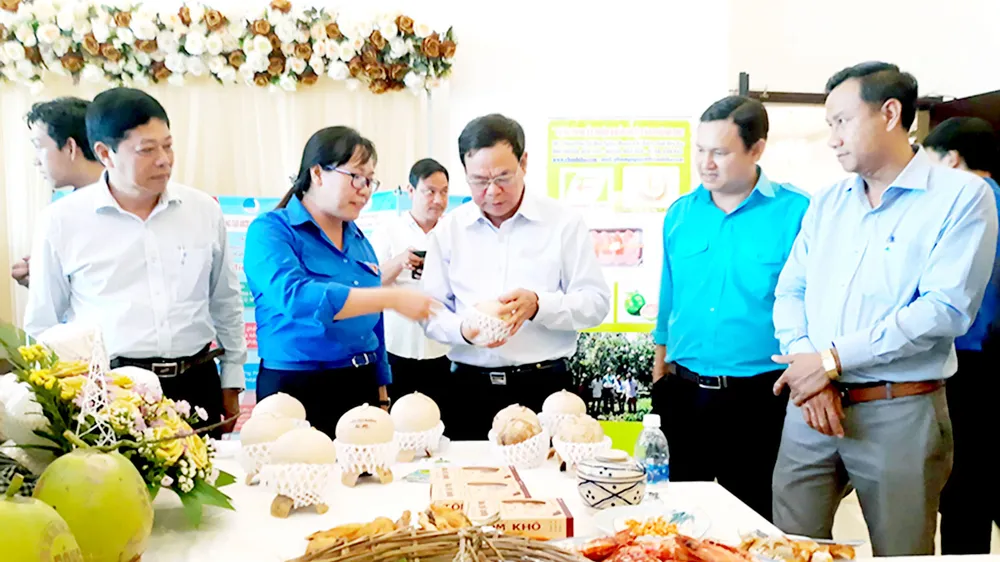 Bí thư Tỉnh ủy Bến Tre Võ Thành Hạo (thứ ba, từ phải qua) xem hàng hóa tại Ngày hội sản phẩm khởi nghiệp tỉnh Bến Tre