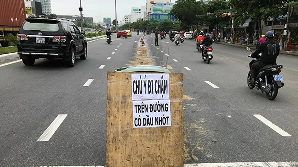 Nhiều người bị té xe máy vì nhớt trên đường