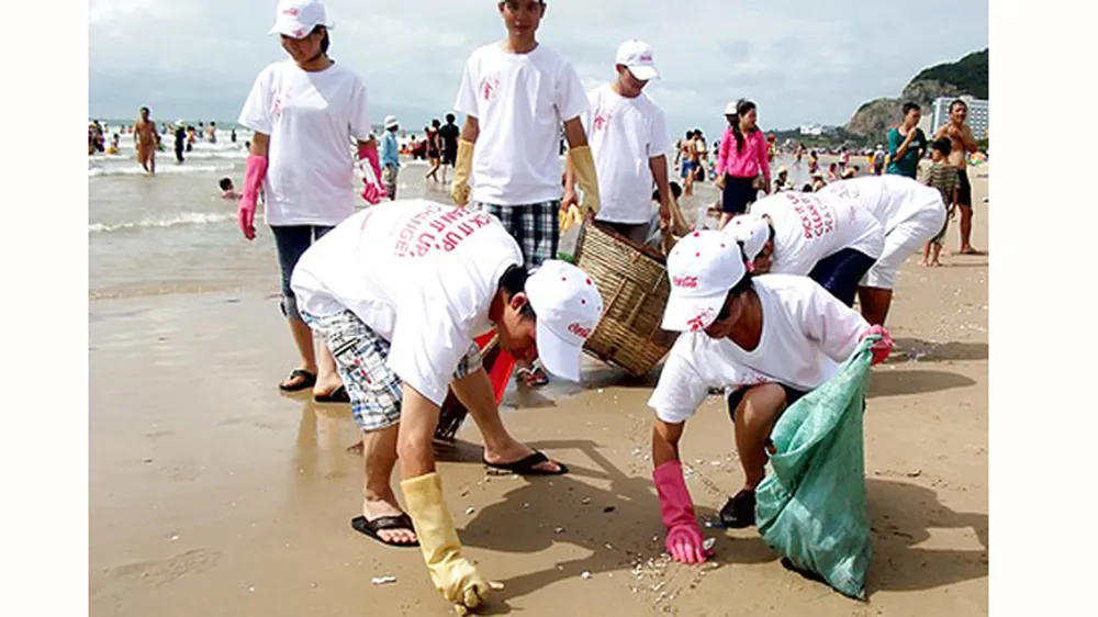 Thanh niên tình nguyện dọn rác trên bãi biển Vũng Tàu