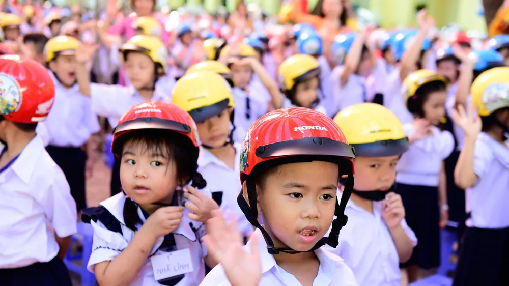 Tặng gần 2 triệu mũ bảo hiểm cho học sinh lớp một
