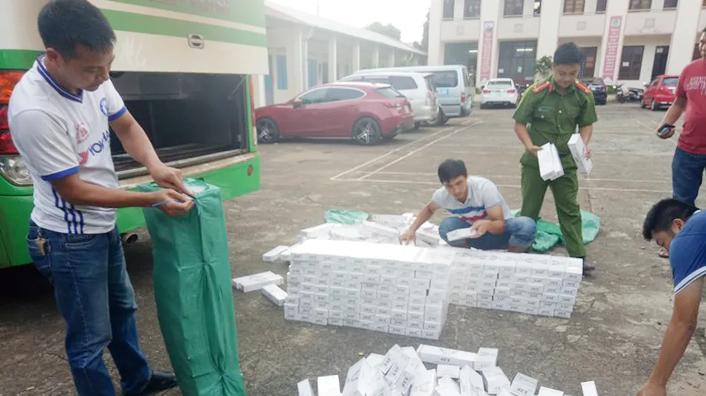 Bắt xe khách chở 3.500 gói thuốc lá lậu