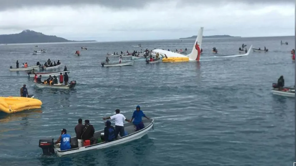 Lực lượng cứu hộ đang đưa những người gặp nạn trên máy bay ra ngoài. Ảnh: Reuters