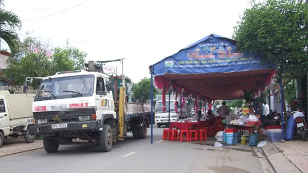 Hiểm họa do dựng rạp dưới lòng đường