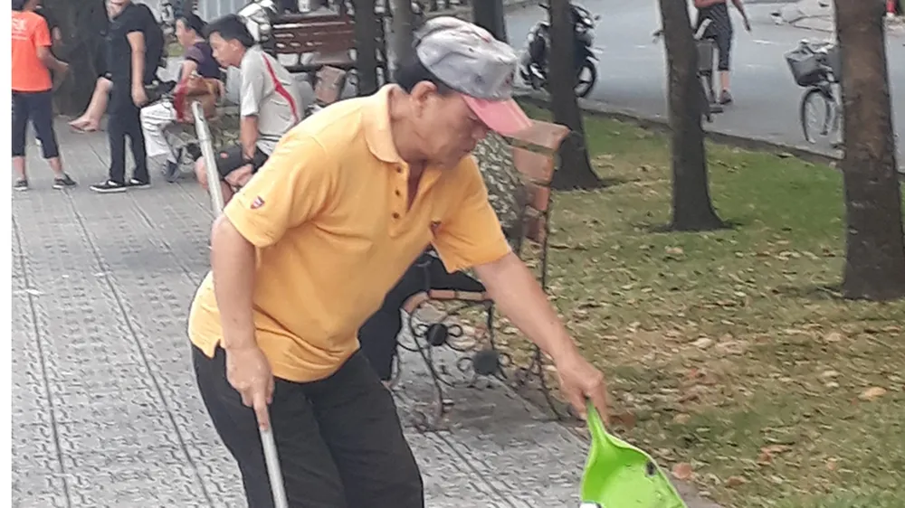 Tự nguyện quét dọn rác 