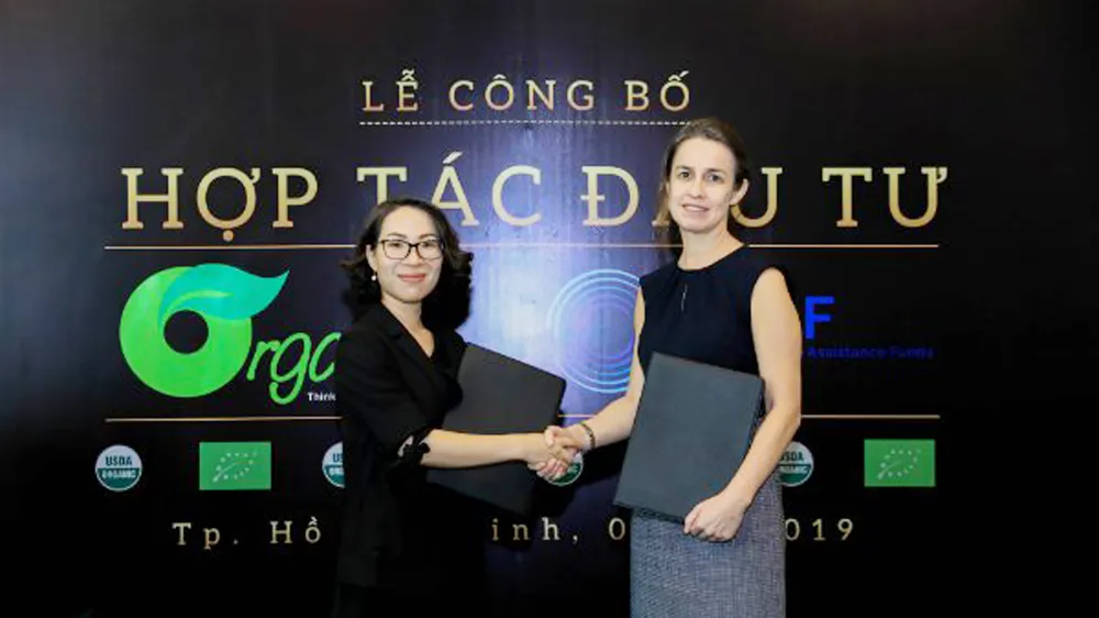 Đại diện Organica (trái) và quỹ đầu tư SEAF tại buổi ký kết hợp tác chiến lược. Ảnh: Organica