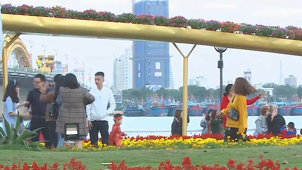 Du khách ấn tượng mạnh với đường hoa Đà Nẵng 2019