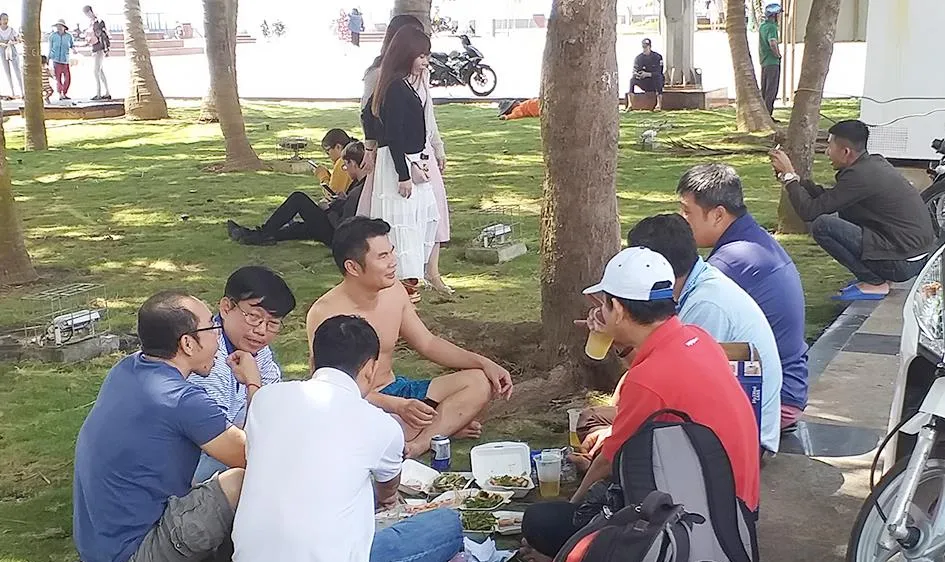 Vô tư ăn nhậu trong Công viên Bãi Sau (TP Vũng Tàu)