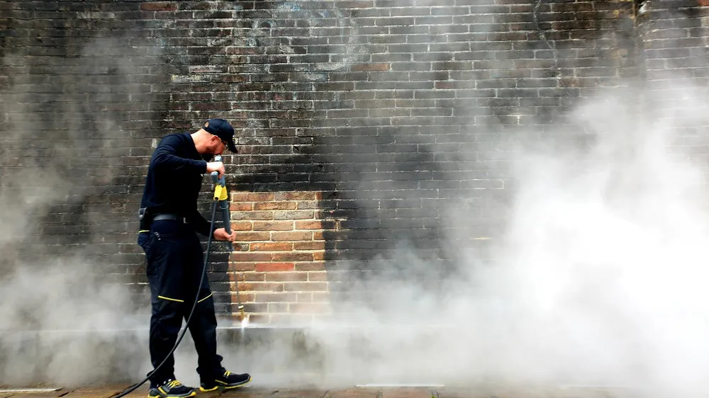 Ứng dụng công nghệ steam cleaning để làm sạch cổng Ngọ Môn - Huế