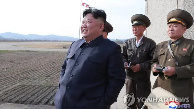 Nhà lãnh đạo Kim Jong-un giám sát cuộc diễn tập bay của đơn vị không quân Triều Tiên ngày 16-4. Ảnh: Yonhap News.