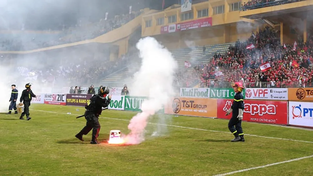 Pháo sáng và mảng tối của V-League