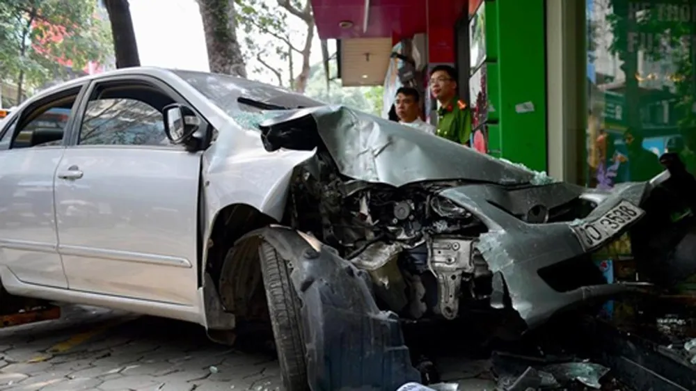Xe Mercedes đâm liên tiếp 3 căn nhà, 1 người chết, 2 người bị thương