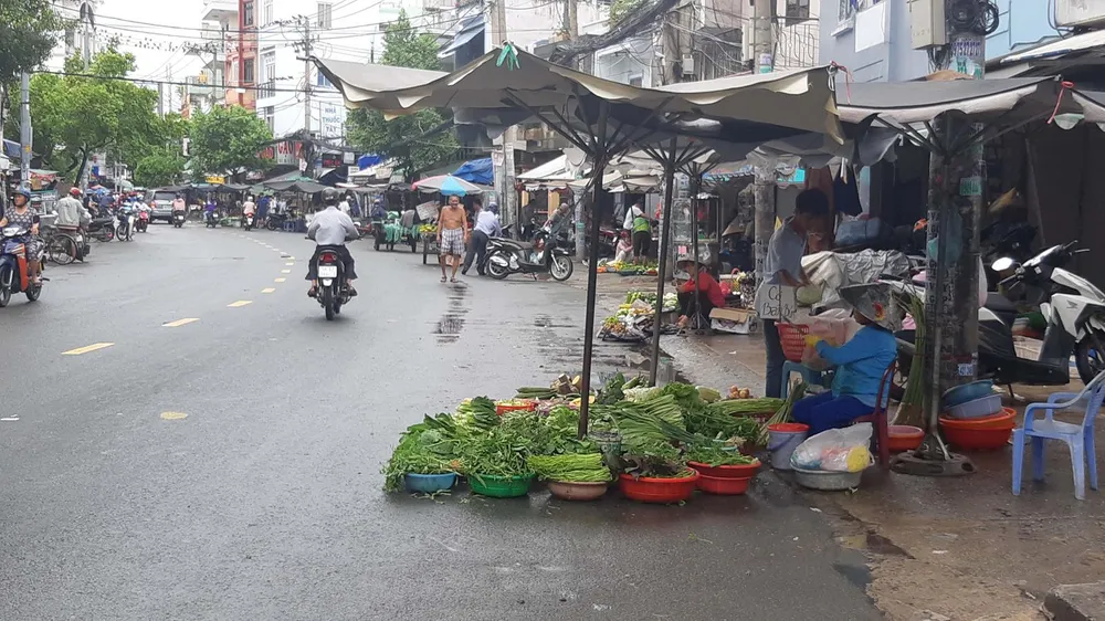 Hàng hóa bán tự do trên đường Hoàng Hoa Thám (quận Bình Thạnh) gây mất an toàn giao thông 