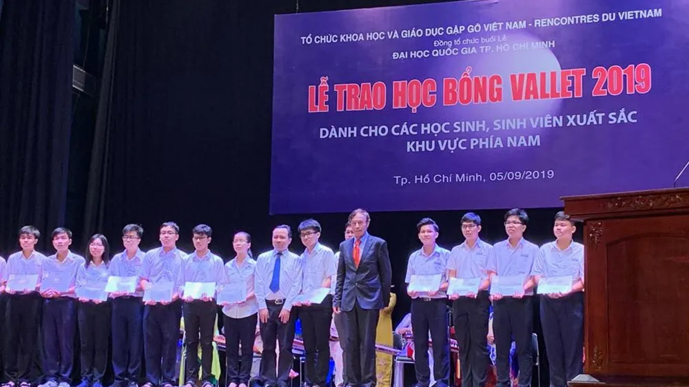 Trao 400 suất học bổng Vallet