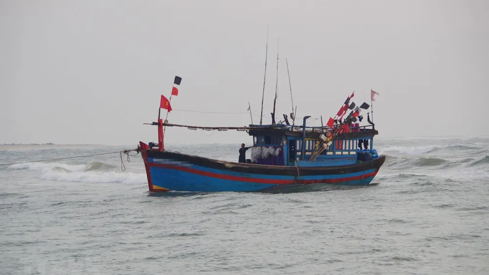 Cứu 6 ngư dân gặp nạn trên biển