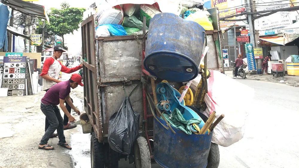 Tăng hỗ trợ để thu hút lực lượng thu gom rác
