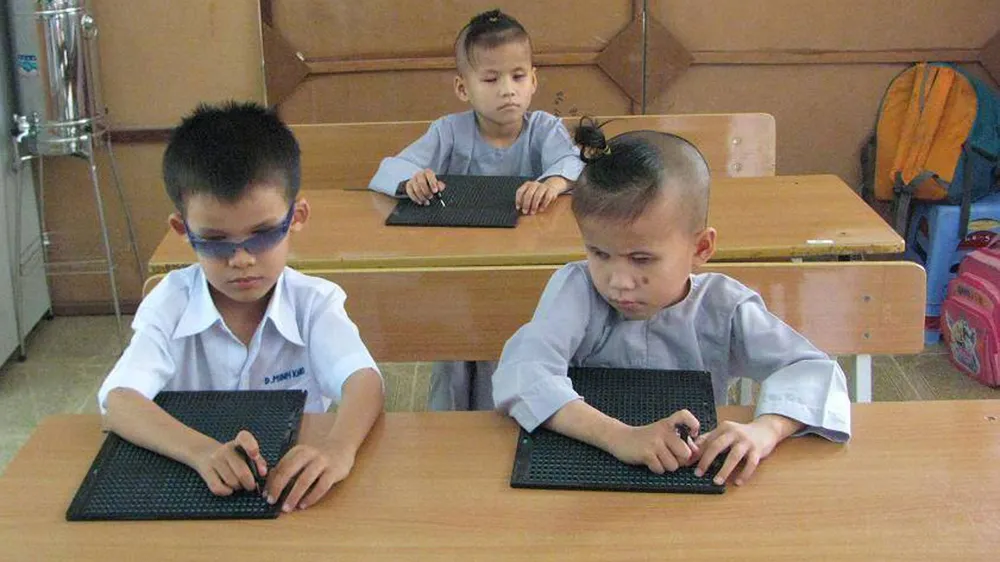 Chuyển SGK mới sang sách chữ nổi Braille cho học sinh khiếm thị