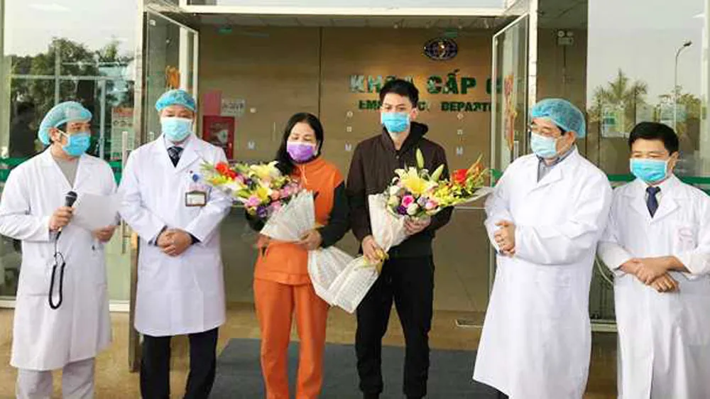 2 bệnh nhân nhiễm Covid-19 cuối cùng ở Bệnh viện Bệnh Nhiệt đới Trung ương xuất viện