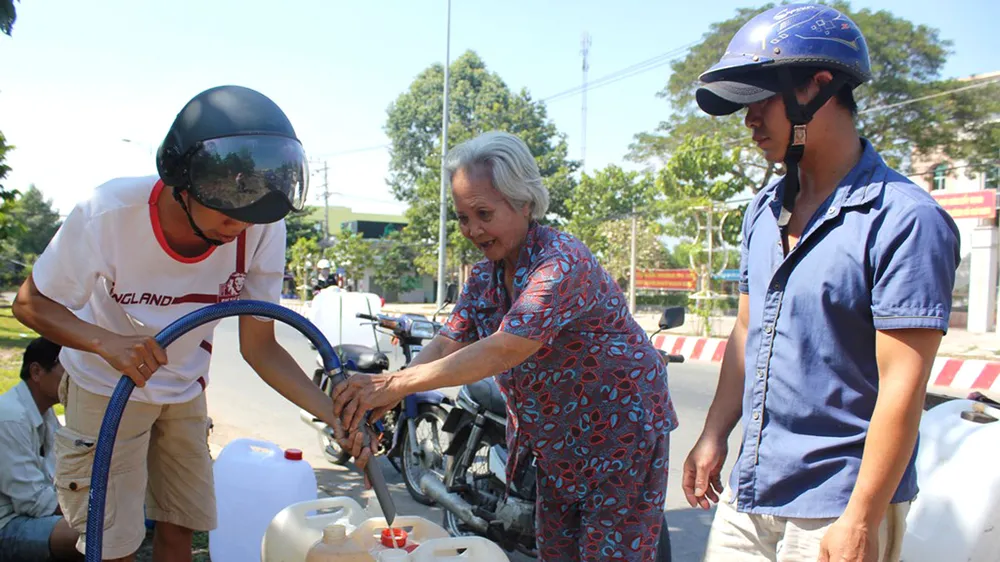 Tình người trong cơn hạn mặn