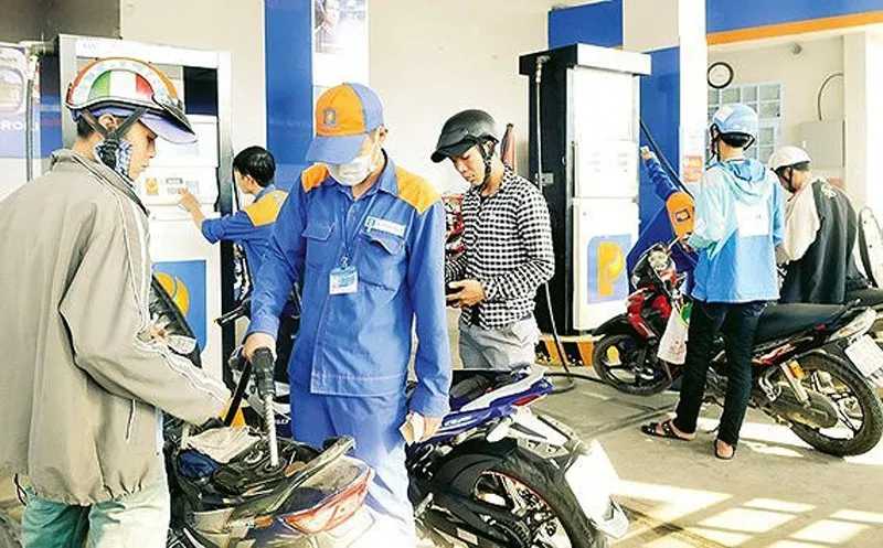 Từ 15 giờ ngày 13-4, giá xăng A95 giảm còn 11.930 đồng/lít