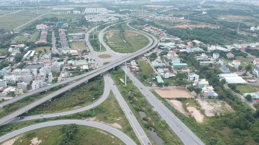 Cánh phía Đông đã mở