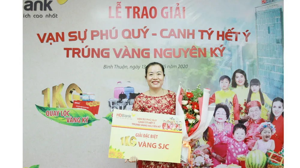 Trao giải thưởng 1kg vàng cho khách hàng HDBANK