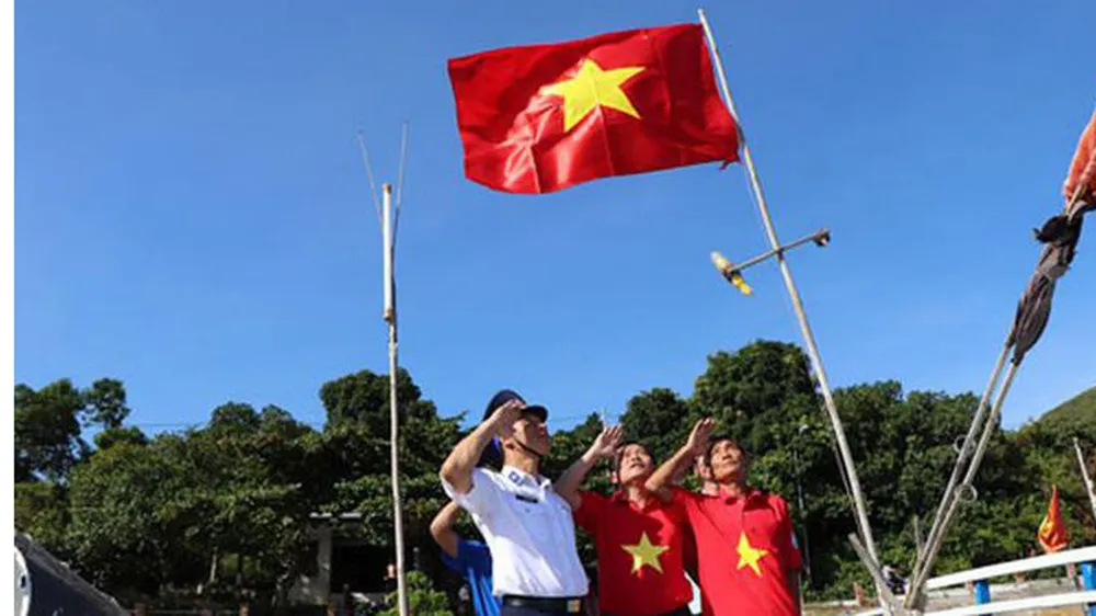 Trao hơn 113.500 lá cờ Tổ quốc cho ngư dân