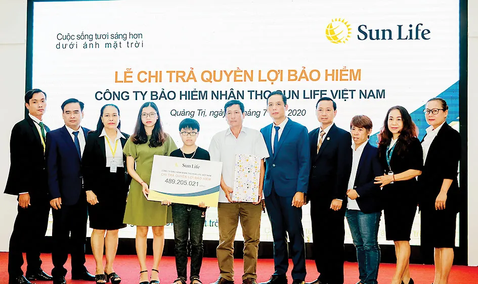 Sun Life Việt Nam chi trả quyền lợi bảo hiểm cho khách hàng tại Quảng Trị