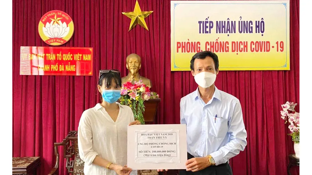 Đại diện gia đình Hoa hậu Tiểu Vy trao tiền ủng hộ Ủy ban MTTQ Việt Nam TP Đà Nẵng