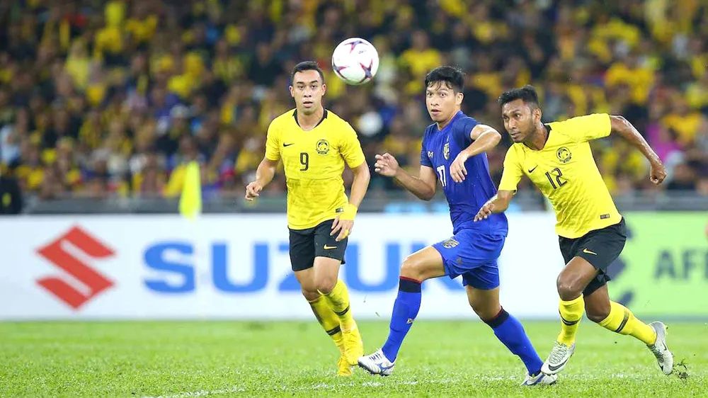 Bóng đá Malaysia và Thái Lan (giữa) trong một trận đấu