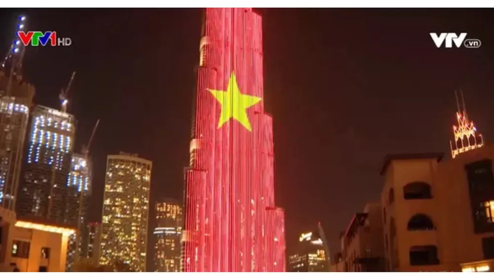 Quốc kỳ Việt Nam tung bay tại tòa tháp cao nhất thế giới Burj Khalifa ở Dubai