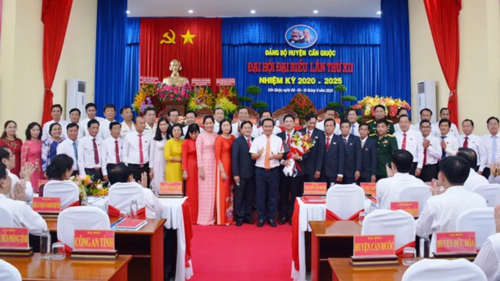 Long An: 100% bí thư huyện, thị, thành phố không là người địa phương 