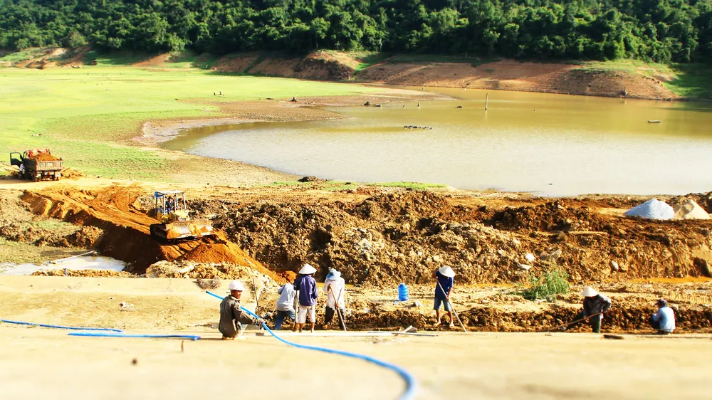 Chạy đua công trình phòng chống bão lũ 