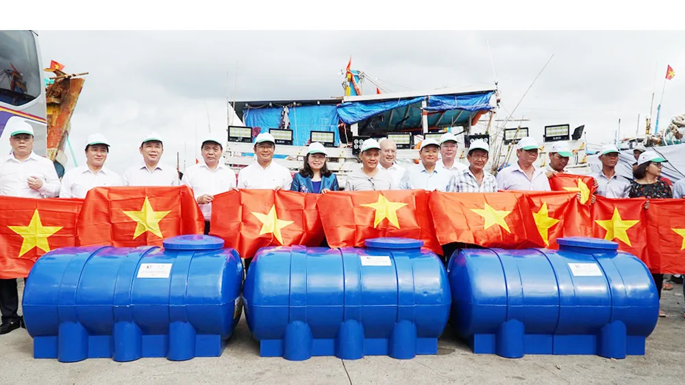 Tặng 300 bồn chứa nước ngọt cho ngư dân